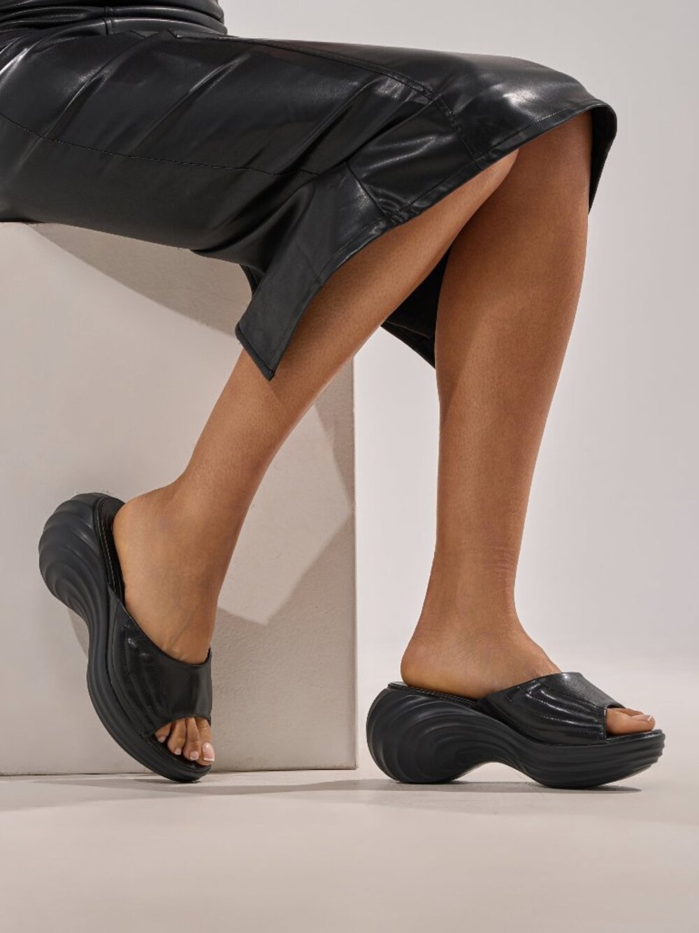 AKIRA AZALEA WANG MIRAGE BLACK PU FLATFORM SLIP ON SANDAL Size 88